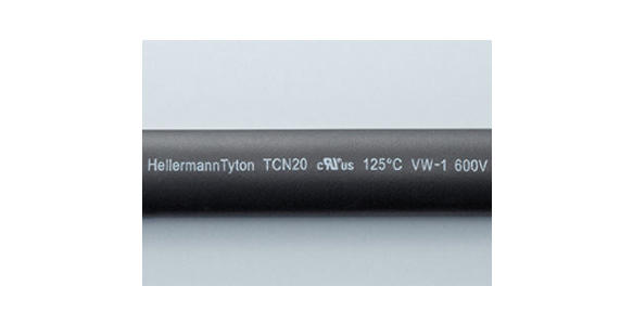 チューブ表面にシリーズ名「TCN20」とULの温度定格・電圧定格及び難燃グレードの表示。