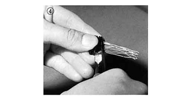 利用剪鉗，或是刀刃等把超出約束板多餘的電纜線切斷。