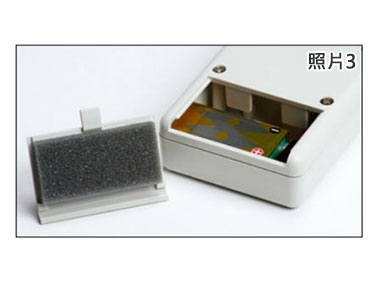 為防止電池固定座、電池的搖動，請利用SCM型固定電池用海綿。