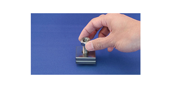 用手鎖入，直到摩擦環接觸螺栓的螺牙部前端。※不可由摩擦環側鎖入。