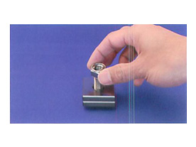 用手鎖入，直到摩擦環接觸螺栓的螺牙部前端。※不可由摩擦環側鎖入。